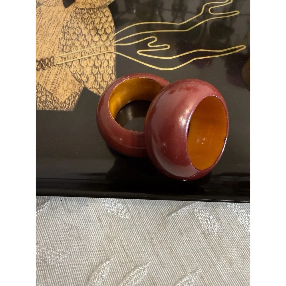 Set Of 2 vintage burgundy lacquered ‎ napkin rings.